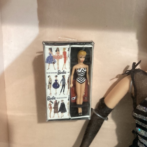 Barbie 40th anniversary collectible doll in box - Picture 5 of 9
